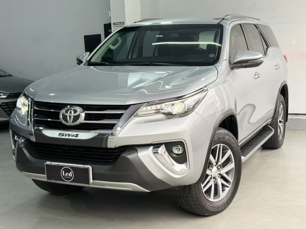 TOYOTA HILUX SW4 2.8 SRX 4X4 7 LUGARES 16V TURBO INTERCOOLER DIESEL 4P AUTOMÁTICO