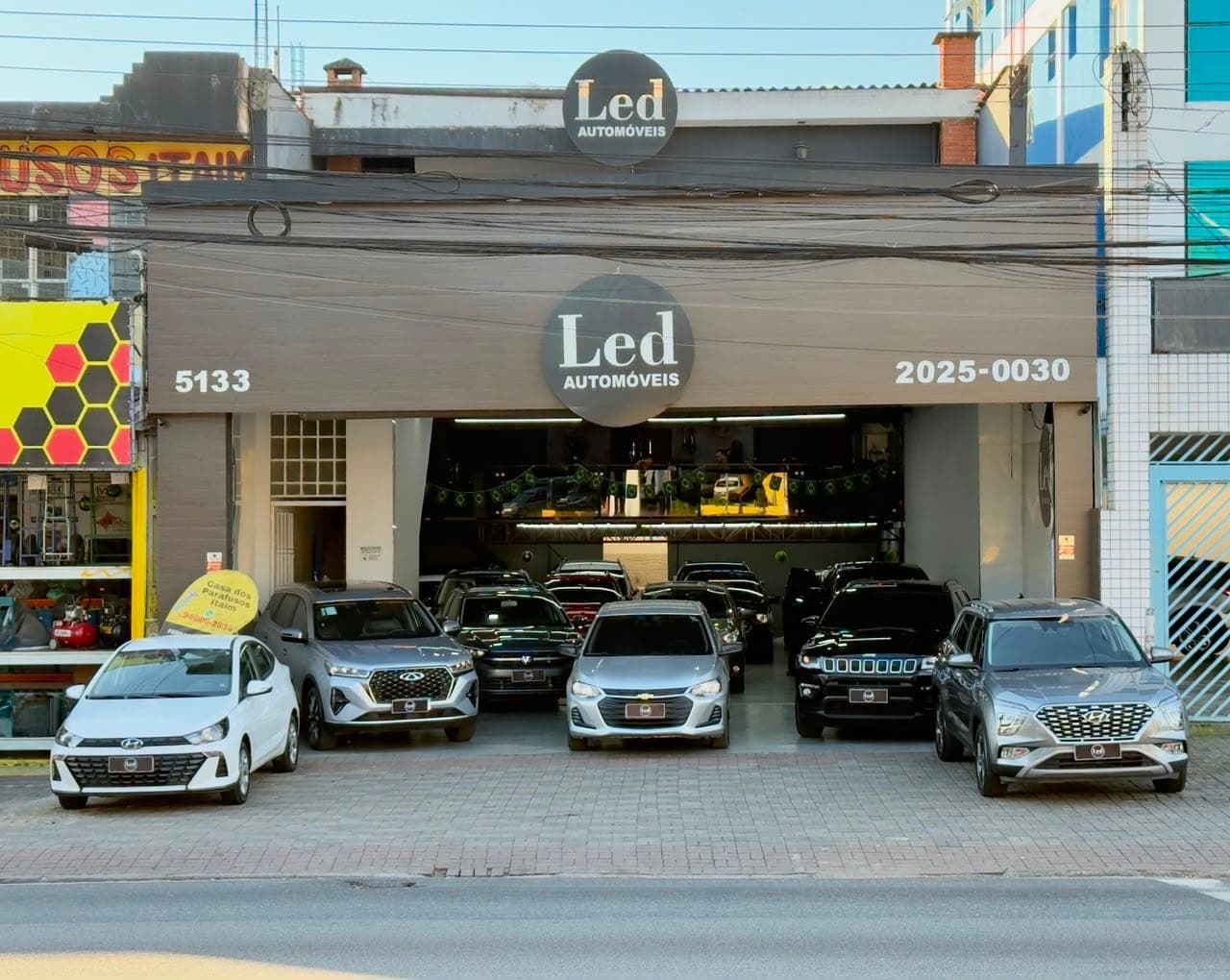 Fachada da Led Automóveis com veículos expostos, Avenida Marechal Tito, 5133
