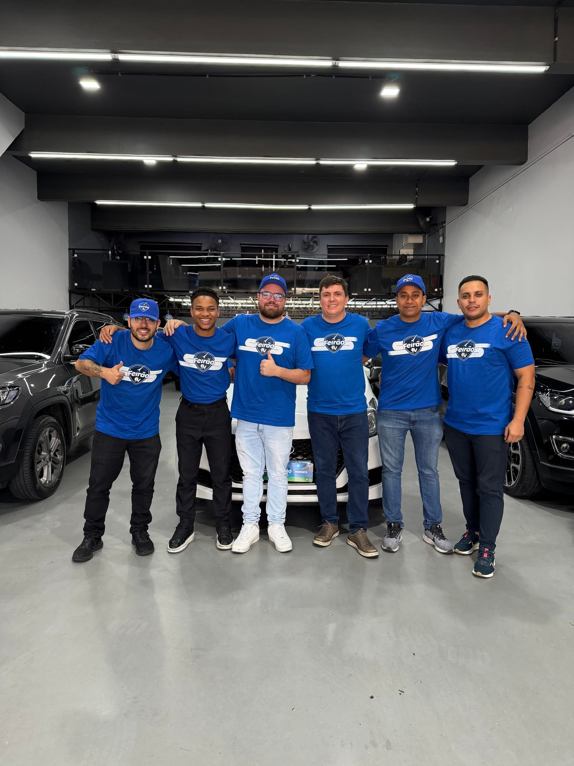 Equipe da Led Automóveis em feirão parceiro com o Banco BV