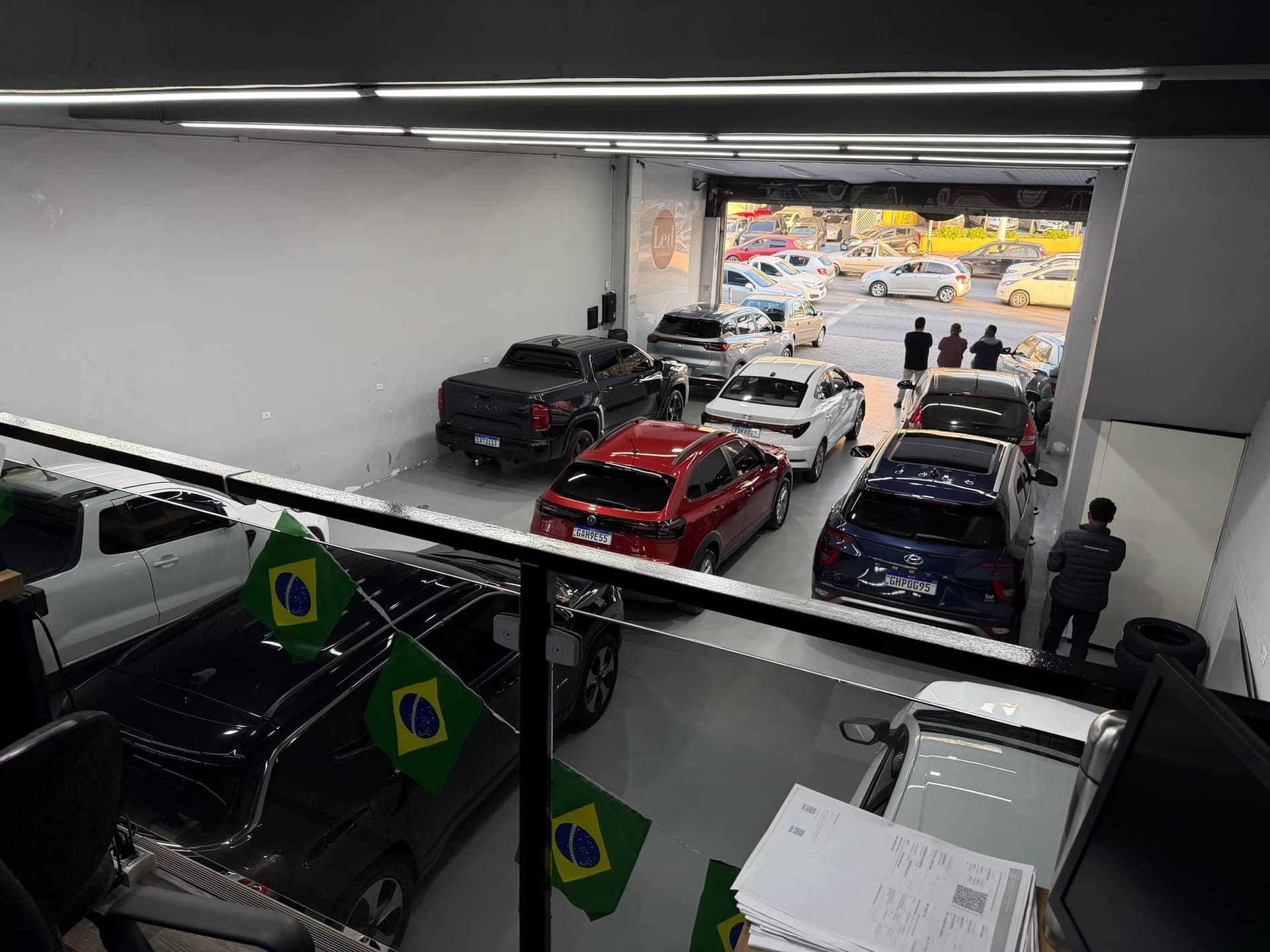 Interior do showroom da Led Automóveis, visto do mezanino