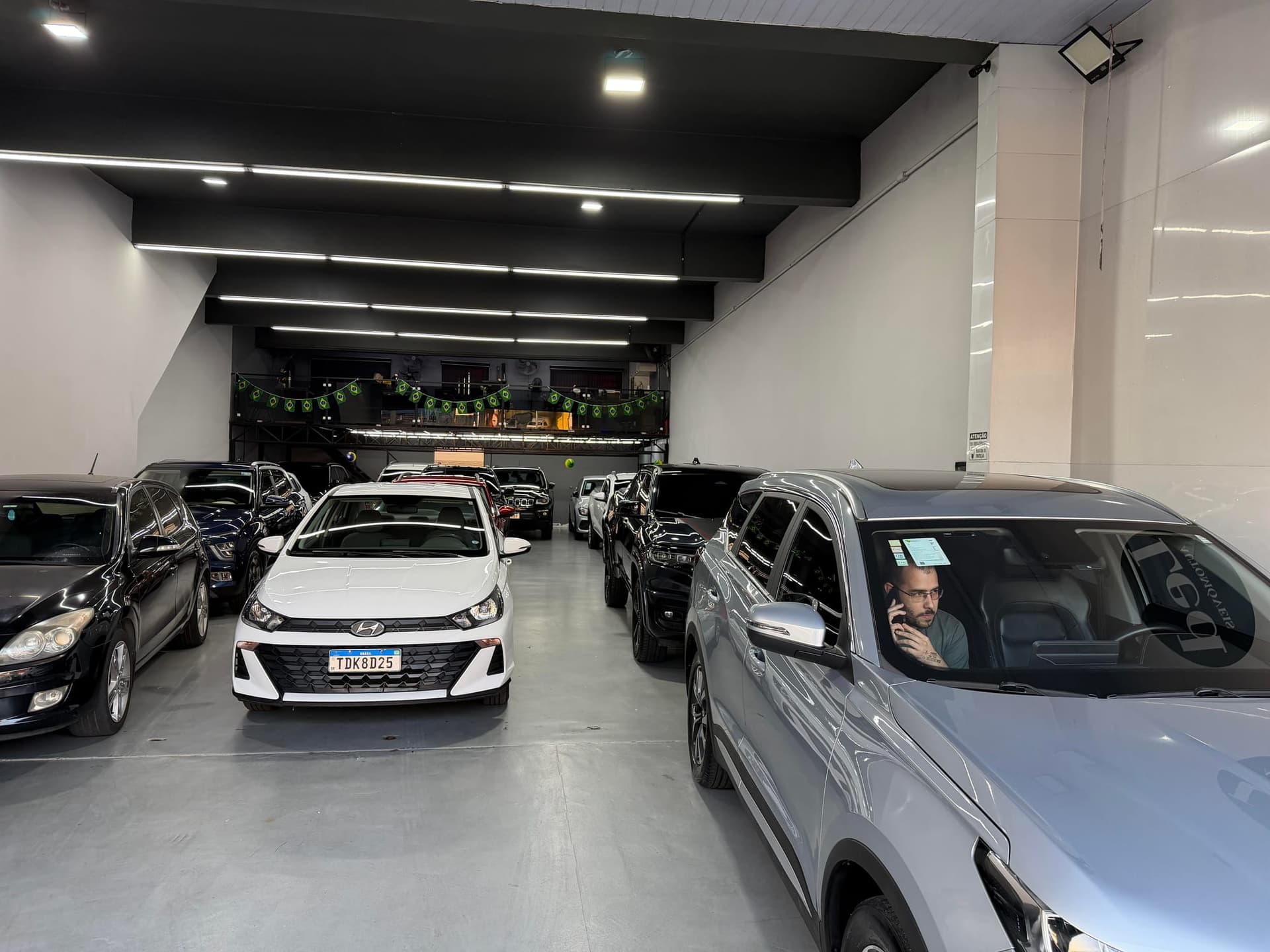 Showroom interno da Led Automóveis com o estoque de seminovos